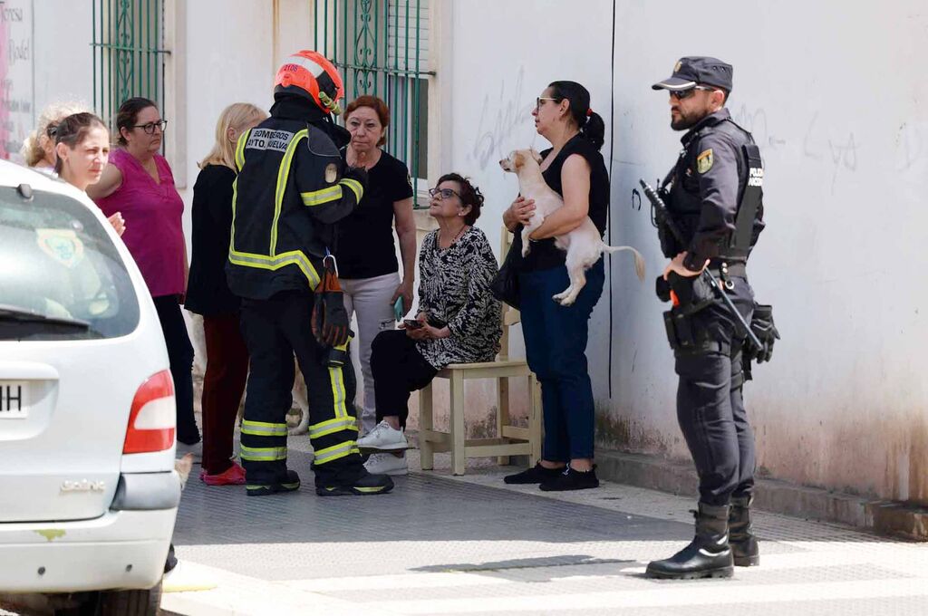 Im&aacute;genes del incendio en una vivienda de la calle Teniente de Nav&iacute;o Rafael Bravo en Huelva