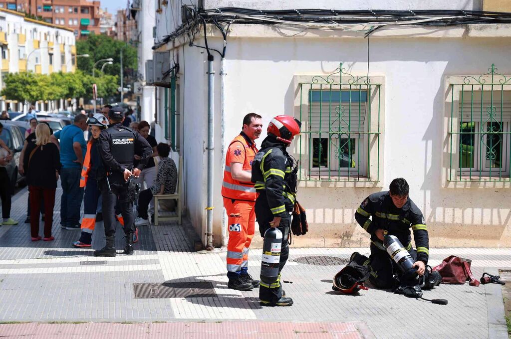 Im&aacute;genes del incendio en una vivienda de la calle Teniente de Nav&iacute;o Rafael Bravo en Huelva