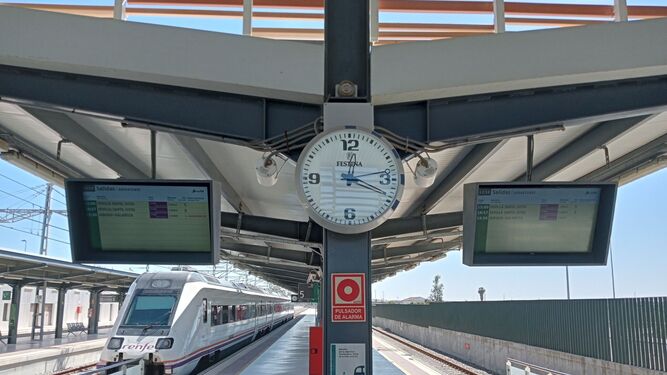 Reloj de la estación de Renfe en Huelva.