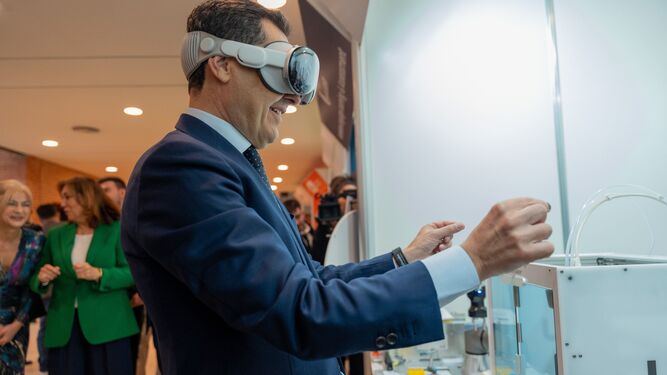 Juanma Moreno con unas gafas de realidad virtual en la  inauguración del décimo Congreso Nacional de Formación Profesional.