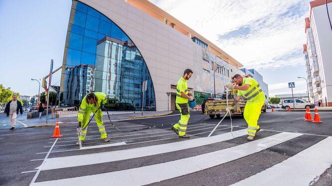 Operarios trabajando en el repintado de pasos de peatones en las proximidades de León Herrero y Sacramento.