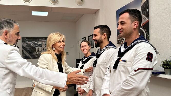 La subdelegada del Gobierno,  María José Rico, y el Comandante Naval en Huelva, Federico Ruiz, saludando a las unidades.